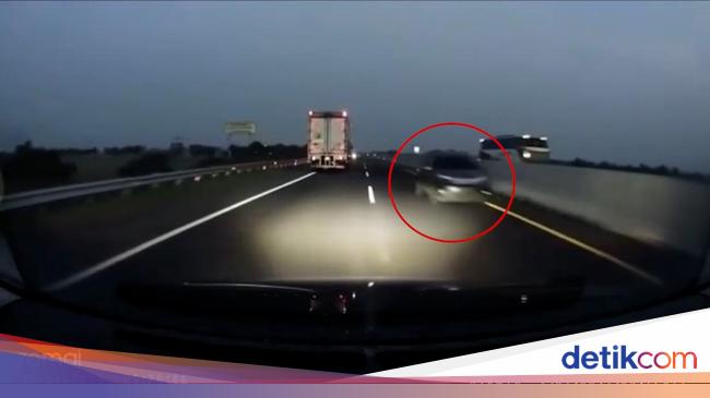Penampakan Mobil Lawan Arah 13 Km di Tol Pekalongan Berujung Kecelakaan Maut Terekam Kamera CCTV