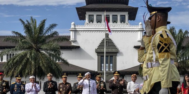 Ketahui Kontroversi Kirim Siswa ke Barak, Dedi Mulyadi Tegas Menolak Hentikan Demi Disiplin dan Pendidikan Karakter di Sekolah Lebih Baik.