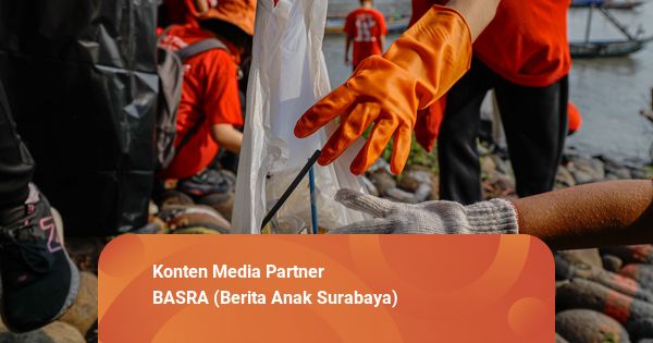 2.700 Pelajar SD, SMA, SMK dari Yayasan Lazaris Bersih,bersih Pantai Kenjeran untuk Surabaya yang Lebih Bersih