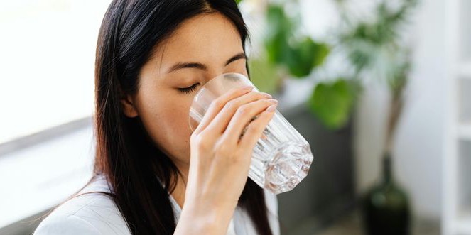 Temukan Takaran Ideal Minum Air Putih Setiap Hari, Jangan Sampai Rusak Ginjalmu! Cek Dosisnya Sesuai Usia biar tetap sehat