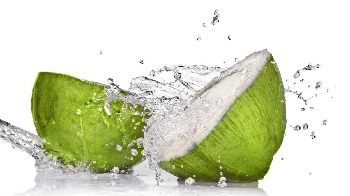 Ini Sejumlah Manfaat Air Kelapa untuk Wajah Lebih Glowing yang Harus Kamu Tahu