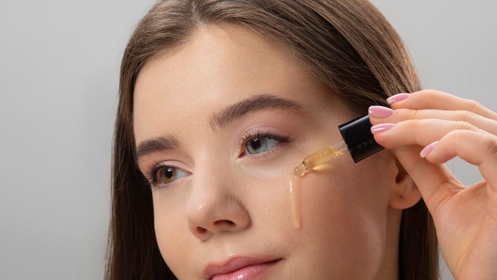 Temukan 7 Serum Ampuh Hilangkan Flek Hitam, Kulit Mulus, Glowing, dan Cerah Alami untuk Wajah Lebih Muda bersinar sepanjang hari