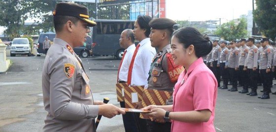 Temukan Polres Purbalingga Berikan Penghargaan Kepada Personel dan Bhayangkari Berprestasi Atas Dedikasi dan Pengabdian Mereka