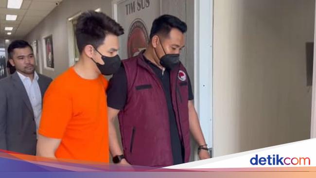 Inilah Jonathan Frizzy Berbaju Oranye dan Masker Hitam di Kantor Polisi, Ada Apa Sebenarnya?