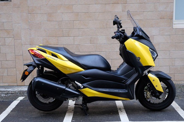 Perbandingan NMAX dan XMAX, Lebih Unggul Mana untuk Kebutuhan Anda?