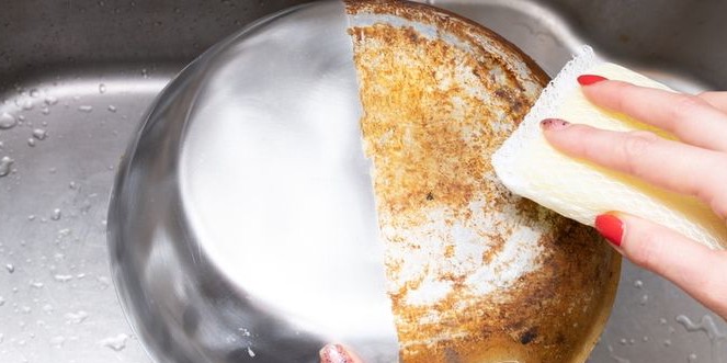 Temukan Cara Ampuh Membersihkan Panci Gosong Membandel dengan Soda Kue agar kinclong seperti baru