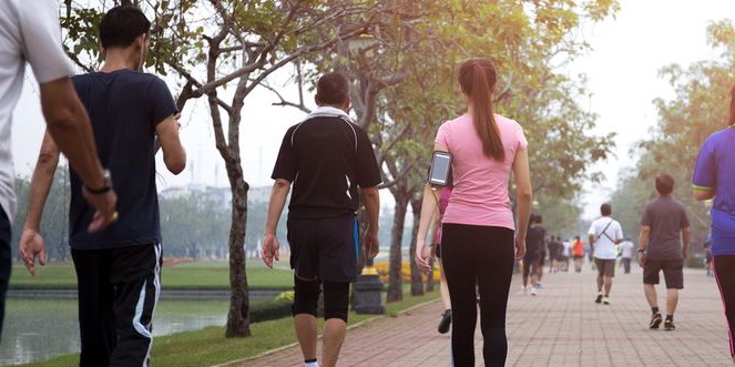 Temukan 6 Tanda Kolesterol Tinggi yang Bisa Anda Rasakan Saat Berjalan Kaki, Jangan Abaikan! Cek sekarang juga.