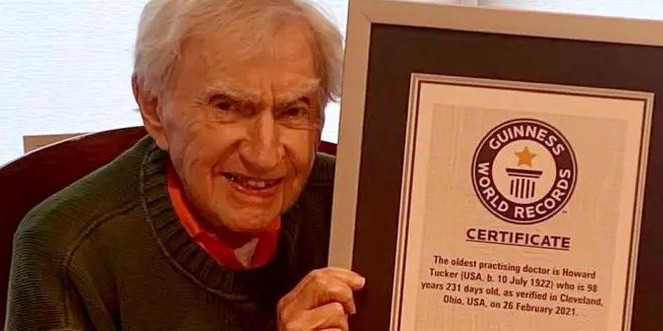 Temukan Rahasia Panjang Umur, Howard Tucker, Dokter Tertua di Dunia, Masih Aktif di Usia 102 Tahun, Inspirasi Bagi Kita Semua